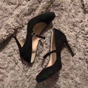 Black suede pumps 👠